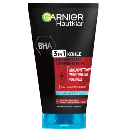 Un tube de GARNIER Pure Active Nettoyant 3 en 1 au charbon Anti-Points Noirs Incrustés 150 ml, un produit à l'étiquetage multilingue qui sert de nettoyant, d'exfoliant et de masque, a un emballage noir élégant avec un bouchon bleu, une vue familière des marchés animés de Dakar aux étagères de beauté à travers le Sénégal. Dakar