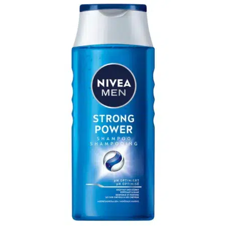 Flacon bleu de shampoing NIVEA MEN Strong Power 250 ml, doté d'un élégant bouchon argenté. L'étiquette affiche le logo de la marque, le nom du produit et la description sur un fond blanc uni. Dakar