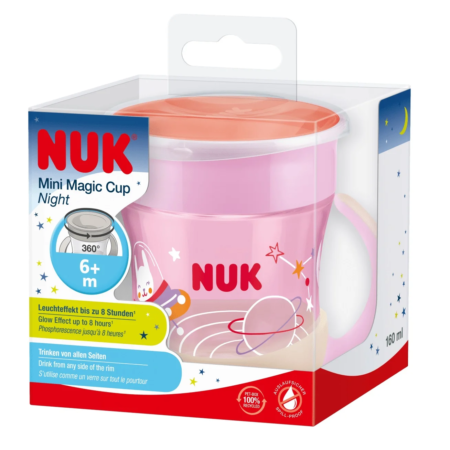 Présentation du Gobelet Mini Magic Cup Night Rose Bébé de NUK, conçu pour les enfants de 6 mois et plus. Ce gobelet rose brille pendant 8 heures, ce qui permet de siroter de n'importe quel côté. L'emballage est décoré d'étoiles et d'illustrations sur le thème de l'espace, ce qui le rend idéal pour les jeunes aventuriers. Avec une capacité de 160 ml, il est parfait pour les petits explorateurs. Dakar