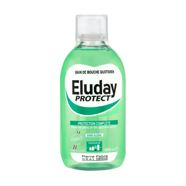 Le flacon de 500 ml d'Eluday Protect Bain de Bouche Quotidien Protection Complète est rempli de liquide vert. L'étiquette porte la mention « Protection Complète » et est sans alcool. Produit par Pierre Fabre Oral Care, l'emballage arbore les drapeaux français et italien. Dakar