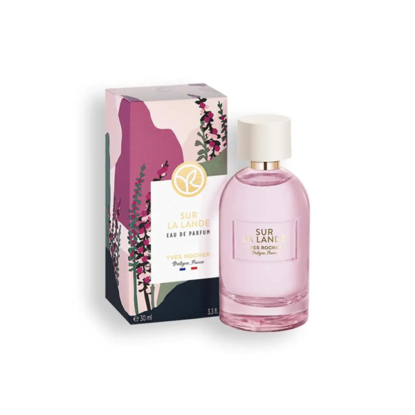 Un flacon rose de 30 ml de l'Eau de Parfum Sur La Lande d'Yves Rocher se dresse élégamment à côté de son coffret au design floral de la collection Comme Une Evidence, surmonté d'un simple bouchon blanc. Dakar